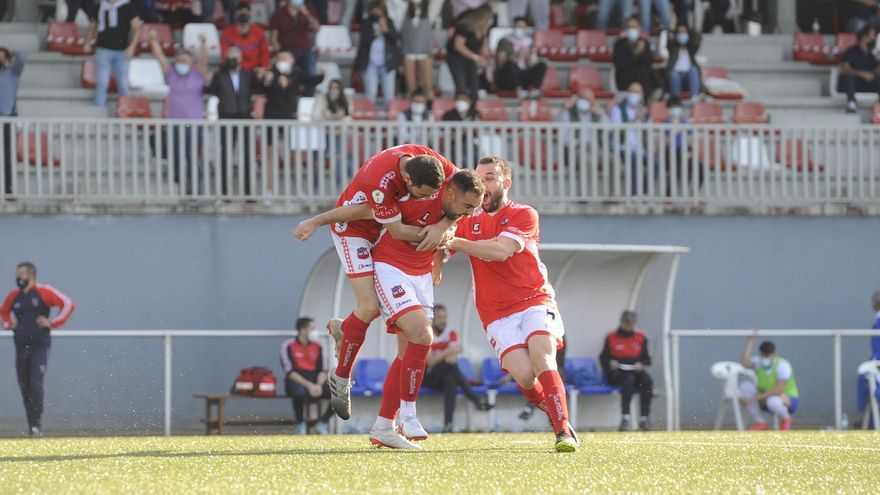 Vicente, Brais Calvo y Carabán celebran el gol que abrió el marcador en un histórico partido contra el UD Ourense.