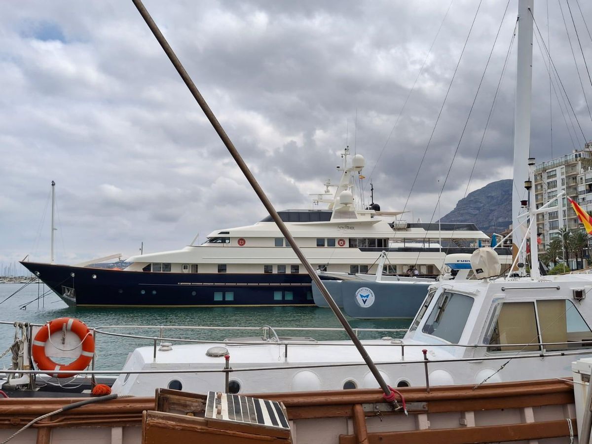 El yate 'Lady Esther' atracado en el puerto de Dénia.