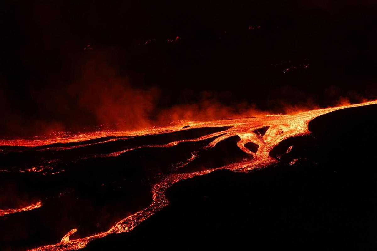 El espectáculo natural de la erupción del Etna atrae a los visitantes El espectáculo natural de la erupción del Etna atrae a los visitantes