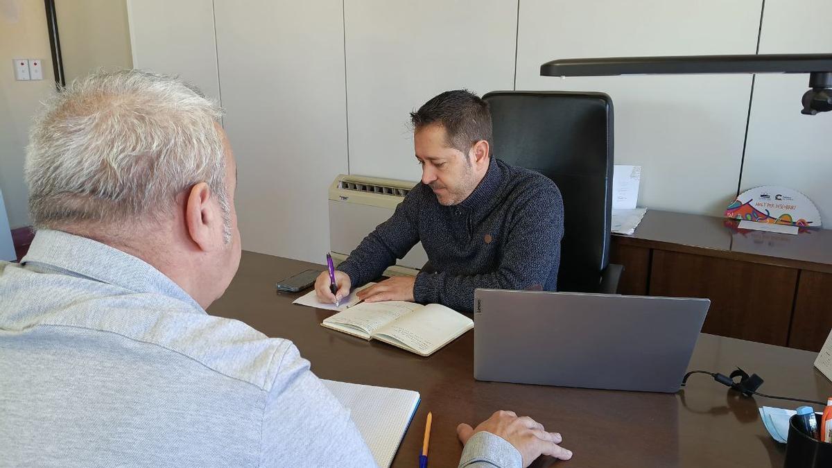 El presidente de la Mancomunitat de la Costera-Canal, José Luis Gijón, firma el plan junto a Javier Lòpez, de la empresa responsable del desarrollo del proyecto.