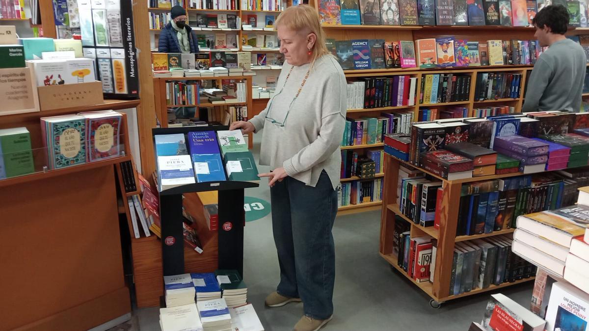 Pili, de Ambra Llibres de Gandia, ordena los libros de Piera, en una imagen de este miércoles
