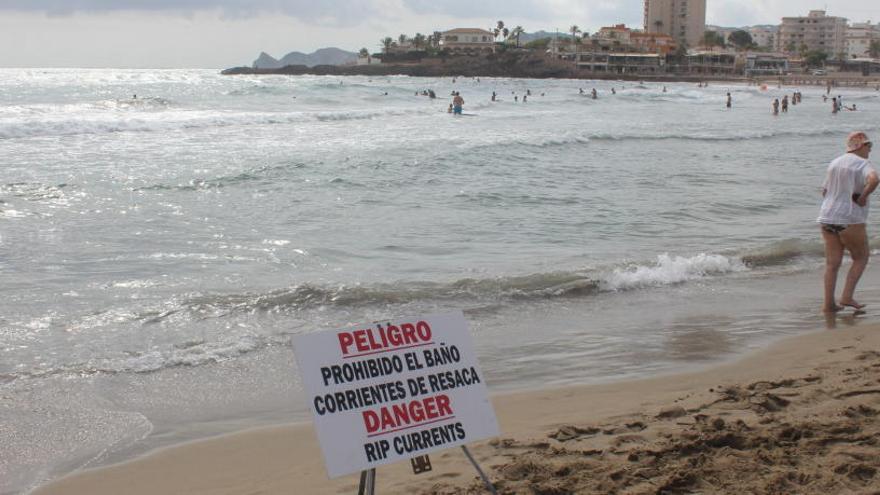 Xàbia cierra al baño un tramo de la playa del Arenal por las corrientes de resaca