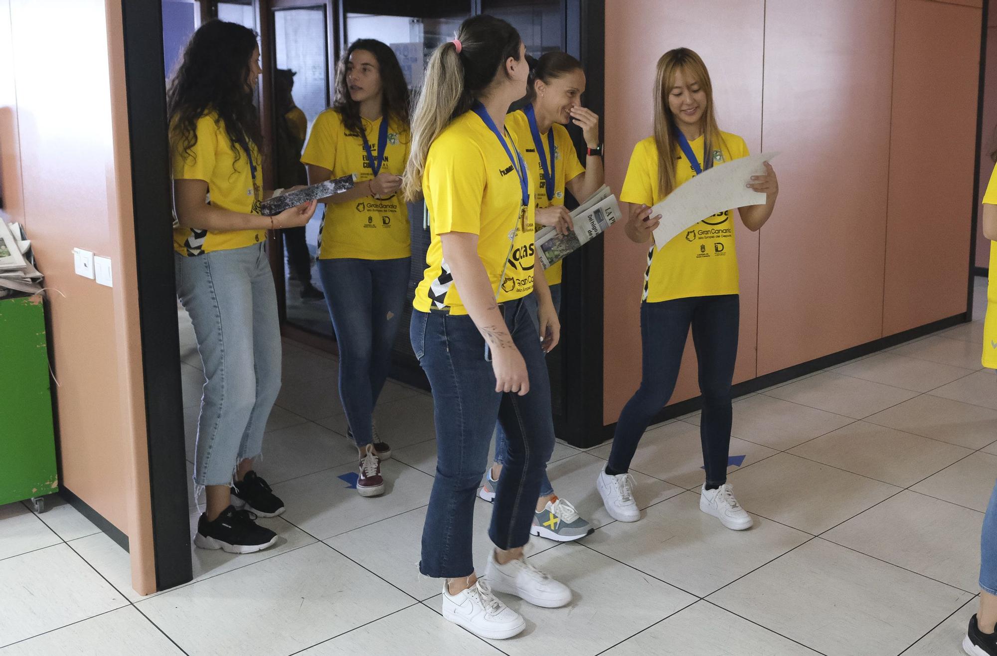 El Rocasa visita LA PROVINCIA con su tercer trofeo de campeón europeo de balonmano femenino