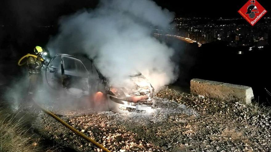 Arde un coche en las inmediaciones de la Cruz de Benidorm