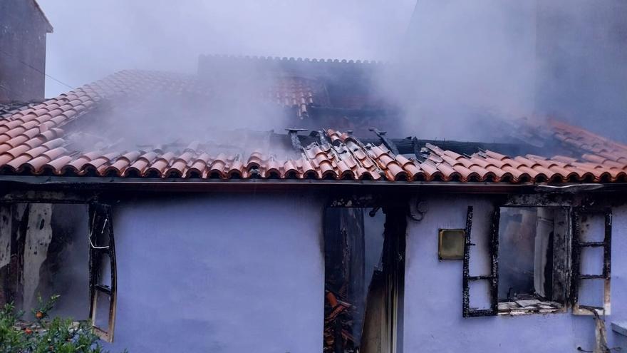 El maullido de una gata salvó la vida a una madre y su hija tras incendiarse su vivienda en Malpica