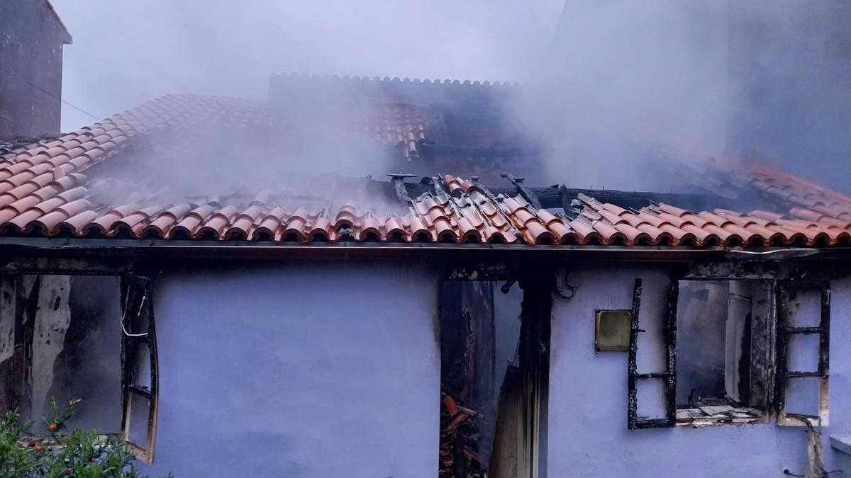 Parte trasera de la casa incendiada en la parroquia malpicana de Buño