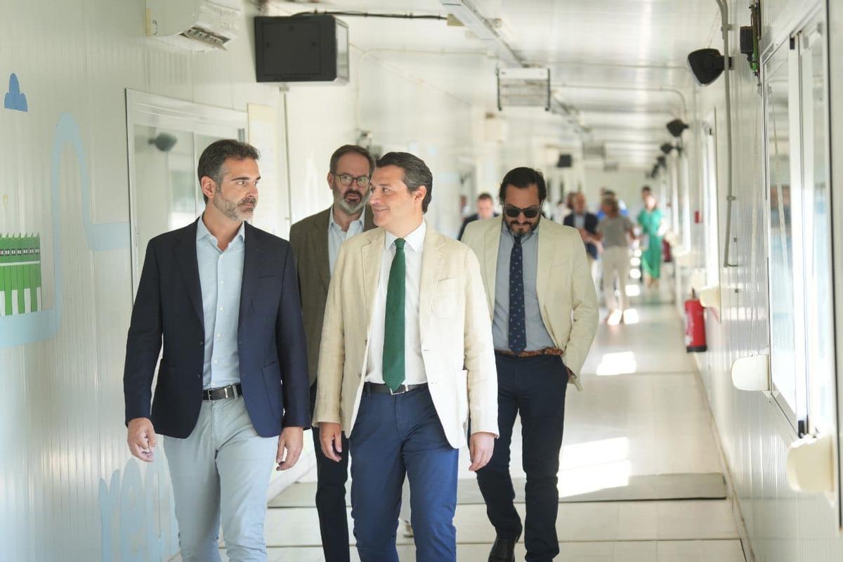 El consejero Ramón Fernández-Pacheco y el alcalde José María Bellido, durante la  visita al complejo ambiental de Sadeco este lunes.