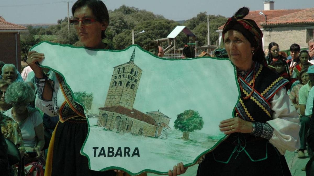 Participantes tabaresas en el Día de la Comarca de 2010 en Pino del Oro. | Chany Sebastián