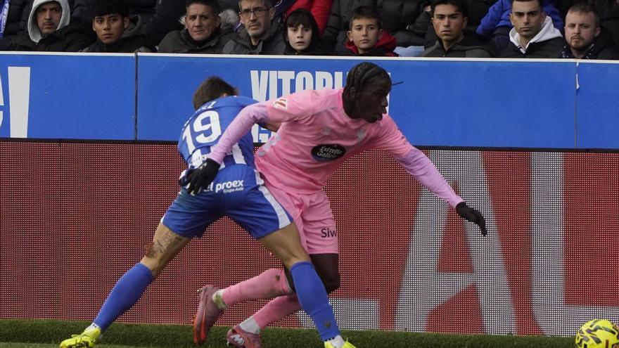 Moriba intenta irse
de su marcador.
|  LOF