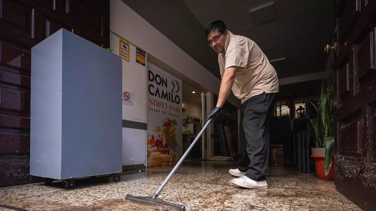 La borrasca Therese asusta a los restaurantes de la plaza del Charco en Puerto de la Cruz: "El agua nos llegaba por las rodillas"