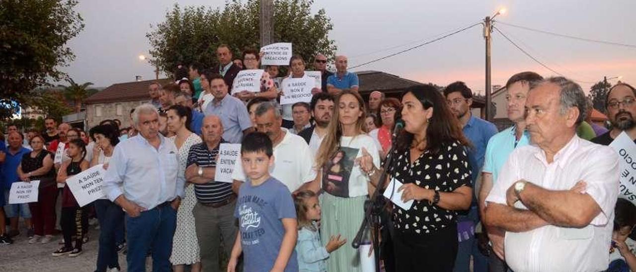 Arriba, la alcaldesa toma la palabra. A la derecha, mensajes de los vecinos. // Noé Parga