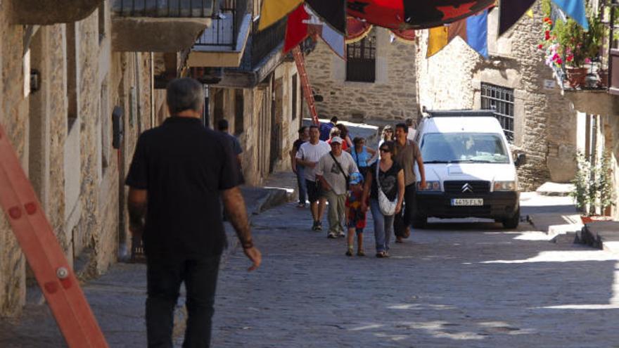 Banderas colgadas en el casco antiguo de Puebla para el mercado medieval.