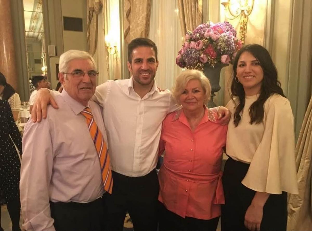Cesc Fàbregas con sus abuelos y otra familiar.