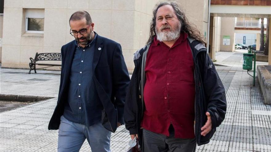 Stallman afirma en Cáceres quee l Estado no debe dejar su control informático en manos privadas