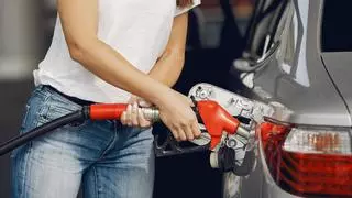 Así puedes ahorrar gasolina gracias a las 5 recomendaciones de la DGT