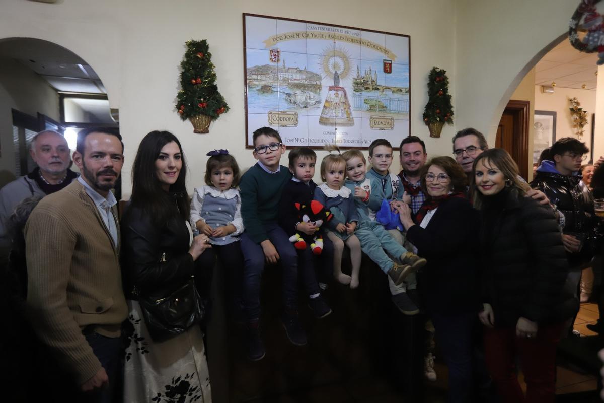 Pepe Gil, su familia y sus clientes, en La Pilarica de Ciudad Jardín.