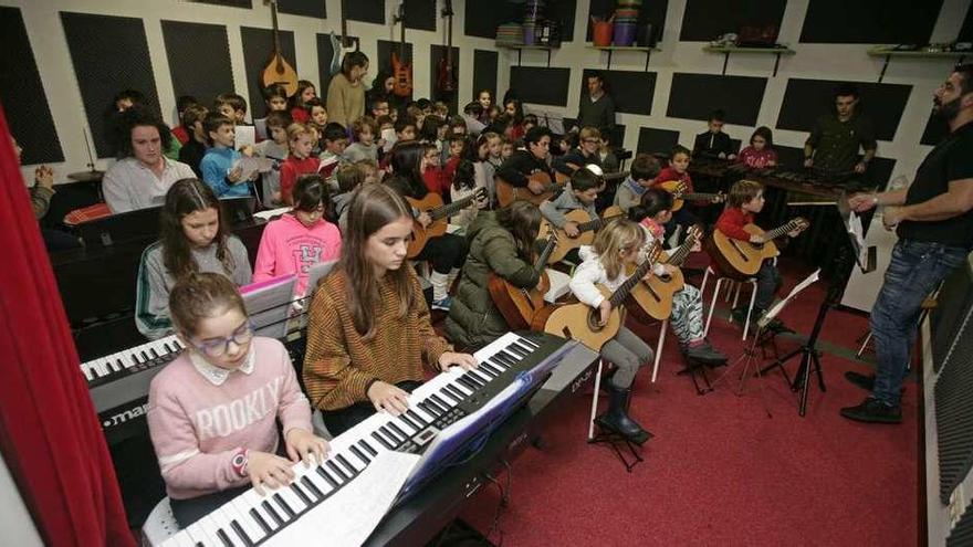 Los alumnos y los docentes de Musikenos, en el ensayo que emitió en directo la TVG a través de su programa &quot;Aquí Galicia&quot;.// Bernabé / Cris M.V.