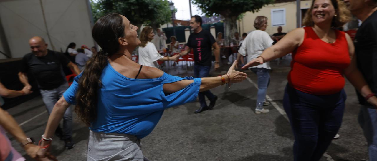 Asistentes a las fiestas en El Nodo, bailando en la carpa.