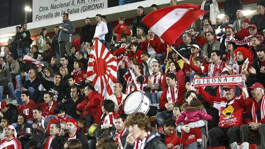 L&#039;afició blanc-i-vermella anima el Girona en un partit d&#039;aquesta temporada a Montilivi.