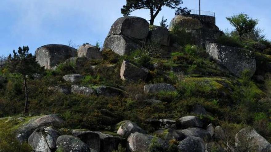 Vista general del Alto de Lobeira, cuya privilegiada ubicación acogió una fortaleza en la Edad Media  // I.A,