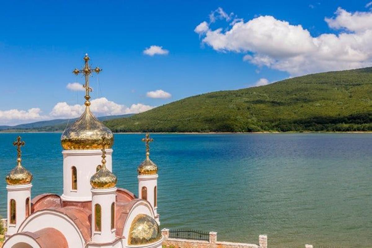 Iglesia ortodoza rusa a orillas del lago Mavrovo.