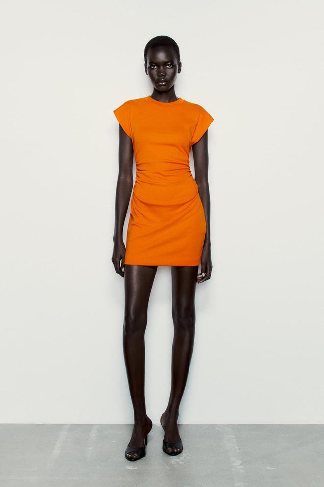 Vestido corto de punto con frunces en naranja de Zara