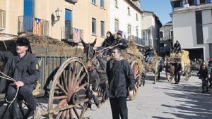 Desfilades de carros i carruatges carregats i tirats per animals pels carrers de Castellterçol Festa dels Tres Tombs en honor a sant Antoni Abat.