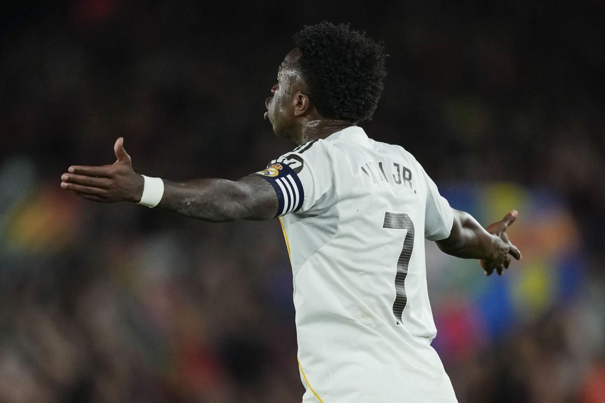 Vinícius durante el partido entre el Barcelona y el Real Madrid en el Camp Nou en el que los azulgranas se proclamaron campeones