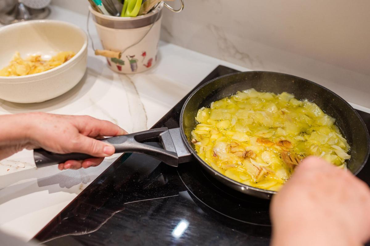 Freír bien las patatas, una de las claves de una buena tortilla.