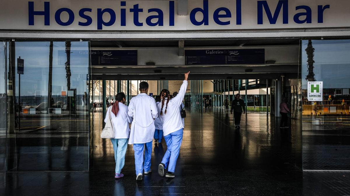 Tres sanitarios acceden al hospital del Mar de Barcelona