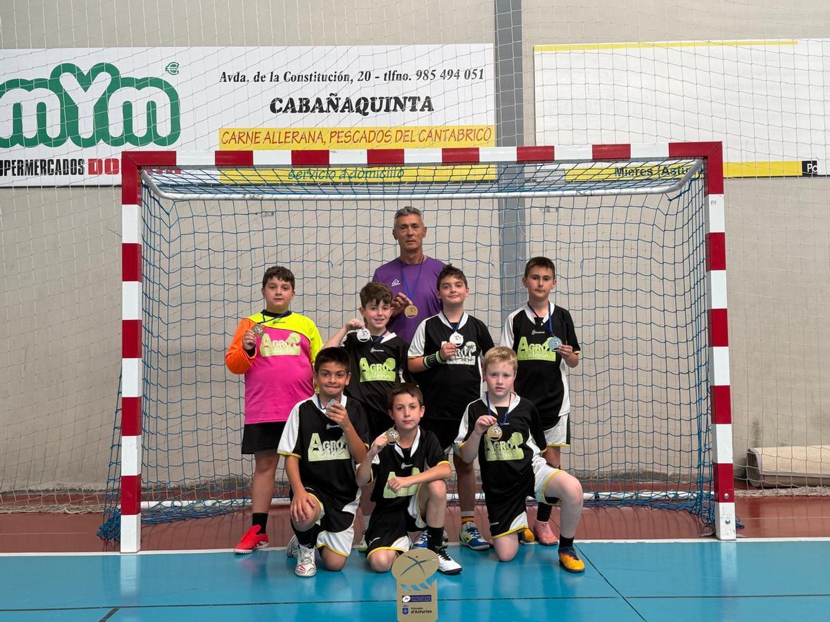 Equipo benjamín A de Cabañaquina, subcampeones de los juegos escolares del Principado
