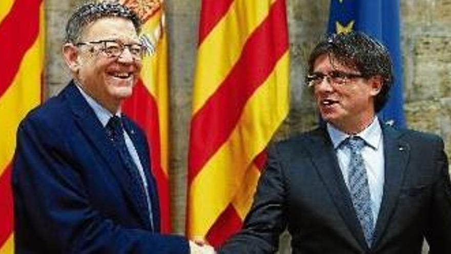 Ximo Puig i Carles Puigdemont, moments abans de presidir la cimera del Corredor Mediterrani.