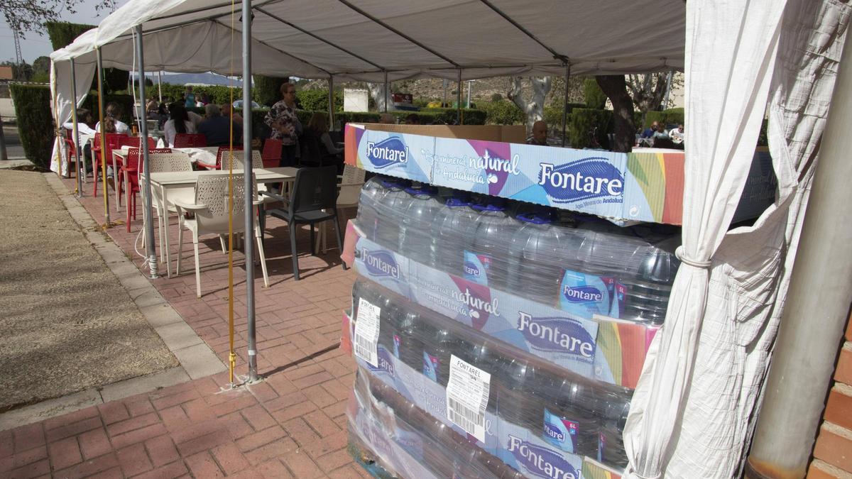 Garrafas de agua apiladas en el bar de la pedanía de La Torre d'en Lloris