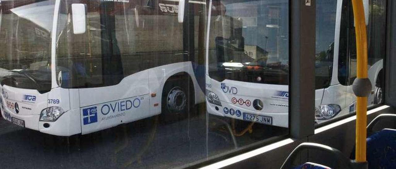 Autobuses de TUA.