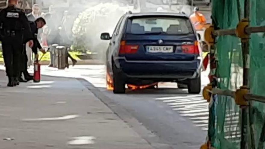 Un coche en marcha comienza a arder en el centro de Alicante