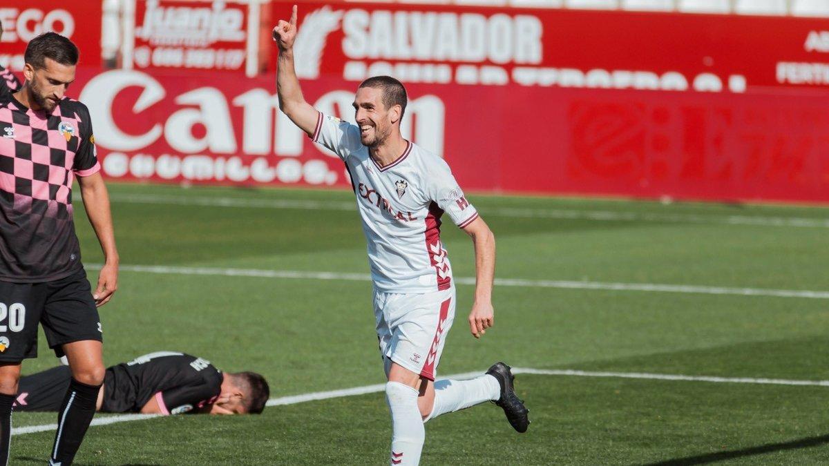 Arroyo celebra el primer gol del Albacete ante Grego Sierra y Aleix Coch (en el suelo).