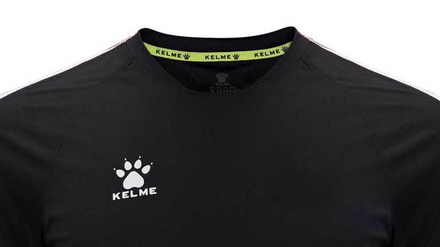 La camiseta negra de Kelme.