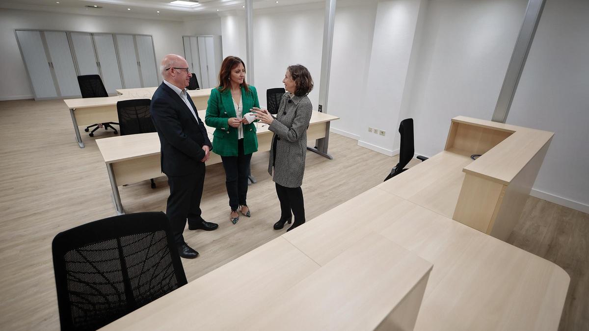 La consejera Nieves Lady Barreto, entre el viceconsejero Cesáreo Rodríguez y la directora general Leonor Ferrer.