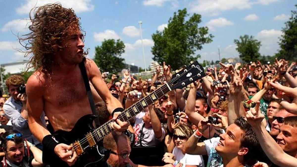 El guitarrista de la banda australiana Airbone, Joel O’Keefe, fa delirar al públic del festival ’Rock on the Range’ a Ohio (EUA).