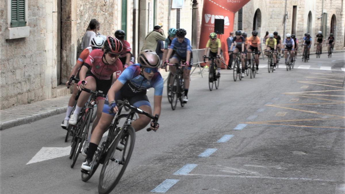 La carrera femenina tuvo muchas inscritas.