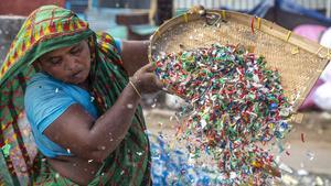 Bangladesh apuesta por la industria del reciclaje de plásticos