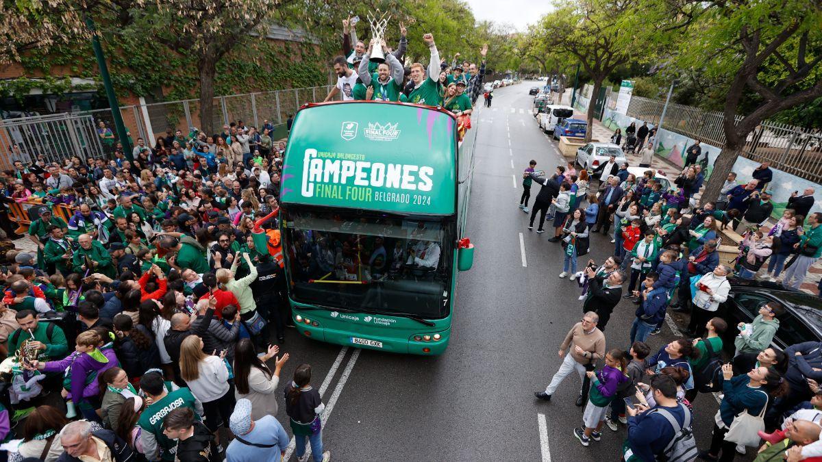 Unicaja celebró por las calles de Málaga la consecución de la Basketball Champions League