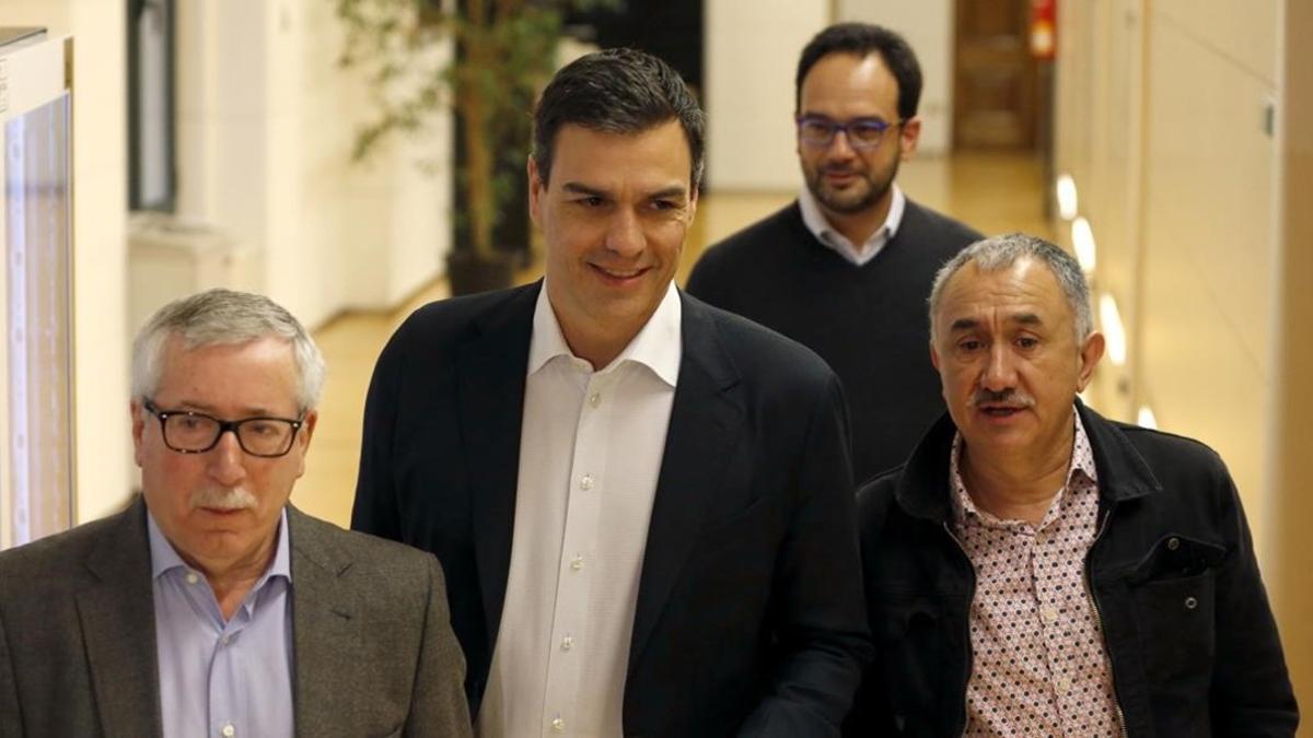 Sánchez, junto a los líderes de CCOO y UGT, Ignacio Fernández Toxo y Pepe Álvarez, este jueves en el Congreso.