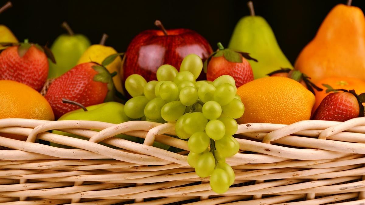 Una imagen de una cesta de frutas