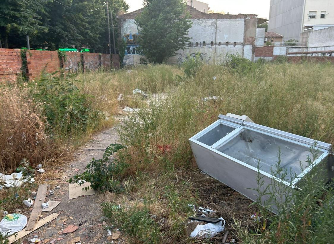 Un solar privat s’omple de deixalles a Salt