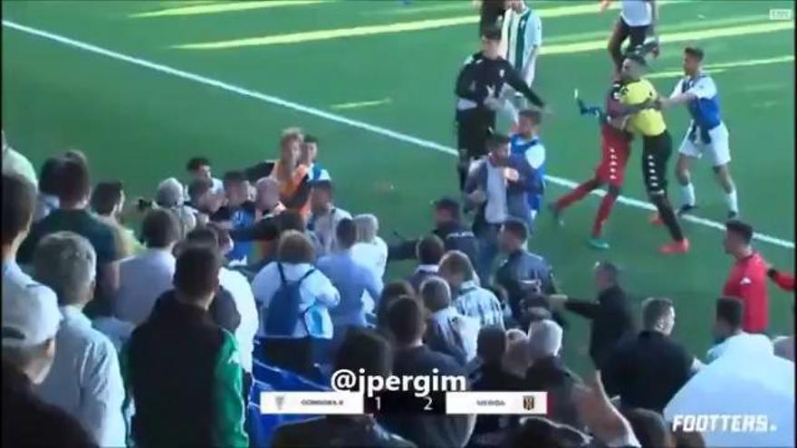 Bochornoso: Jugadores del Córdoba B pierden la cabeza y tratan de agredir a árbitros y rivales