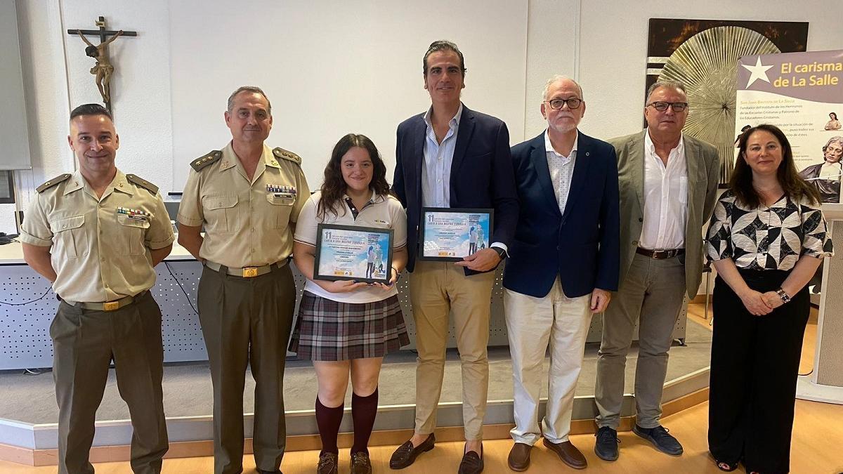 El subdelegado de Defensa de Córdoba, hace entrega del premio a la alumna Pastora Sánchez Montenegro de 4º de la ESO del Colegio La Salle como ganadora provincial de esta edición.