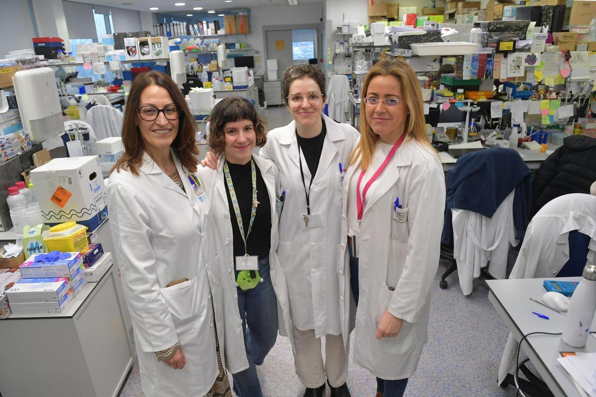 De izquierda a derecha, Mar Castellanos, Ana Copena, Andrea García y Silvia Díaz, en un laboratorio del Inibic, en A Coruña.