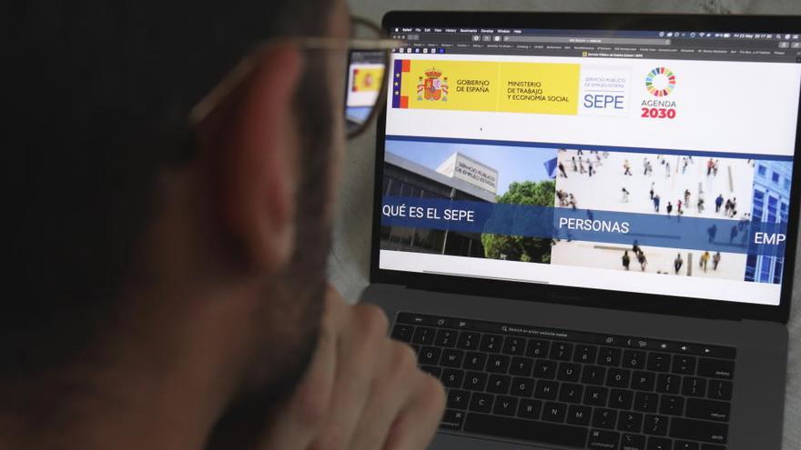 Un home mirant la pàgina web del Servei Estatal Públic d&#039;Ocupació (SEPE), el 22 de maig del 2020