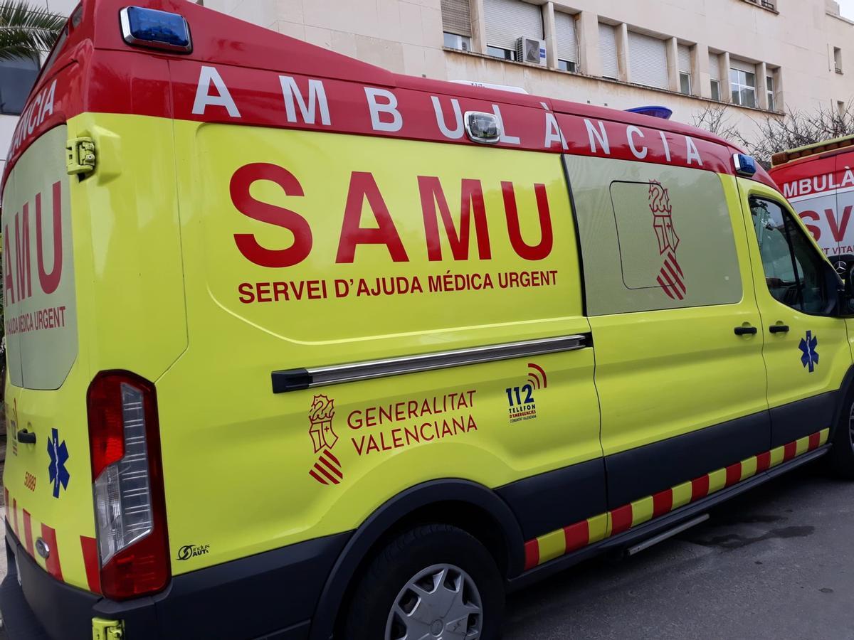 Imagen de archivo de una ambulancia del SAMU en Castellón.
